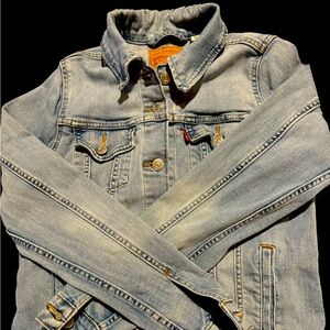 Levi’s TRUCKER JEAN JACKET. Size M